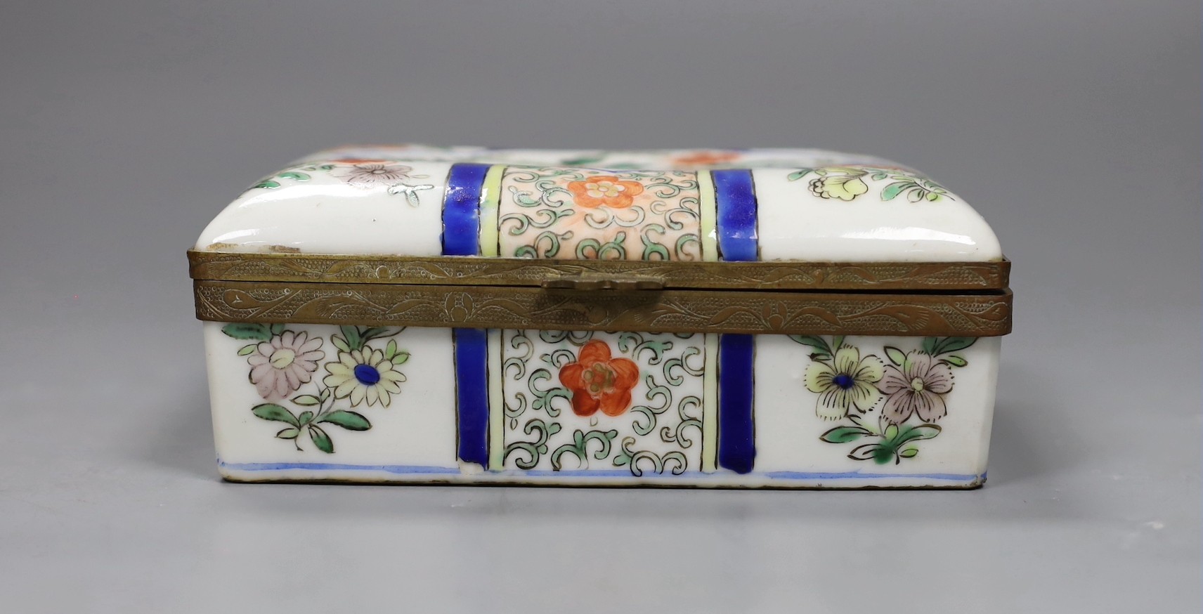 A Chinese famille verte box and cover, c.1900, 14cm wide